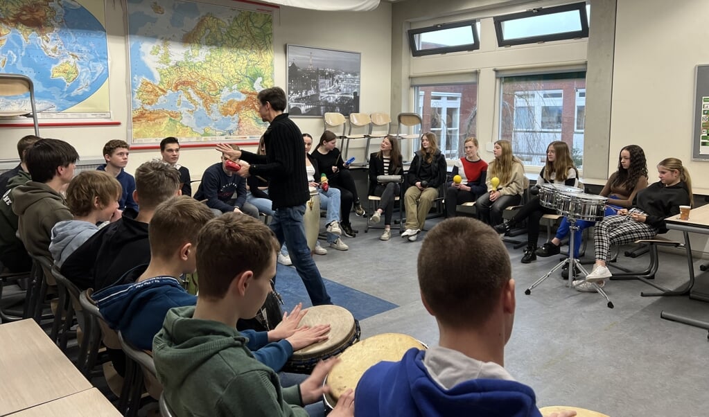 Leerlingen van de derde en vierde klassen CKV van Metameer Stevensbeek volgen een workshop Latin Percussion. 