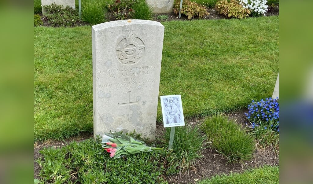 Ook piloot William James McAlpine ligt begraven op de Canadese begraafplaats in Groesbeek. 