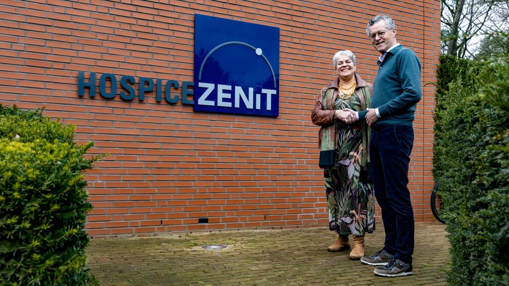 Lilian Keijzer-Bors schudt haar opvolger Gerard Kersten de hand.
