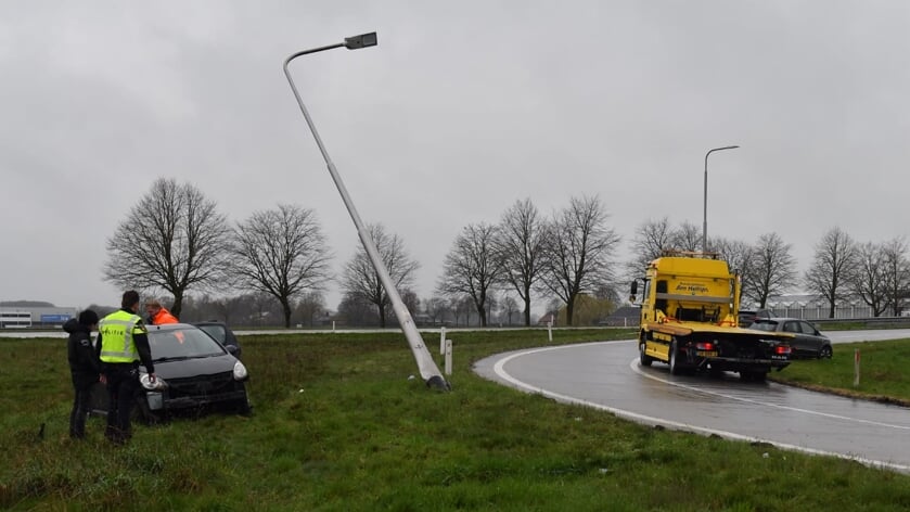 Auto vliegt uit de bocht op afrit A73