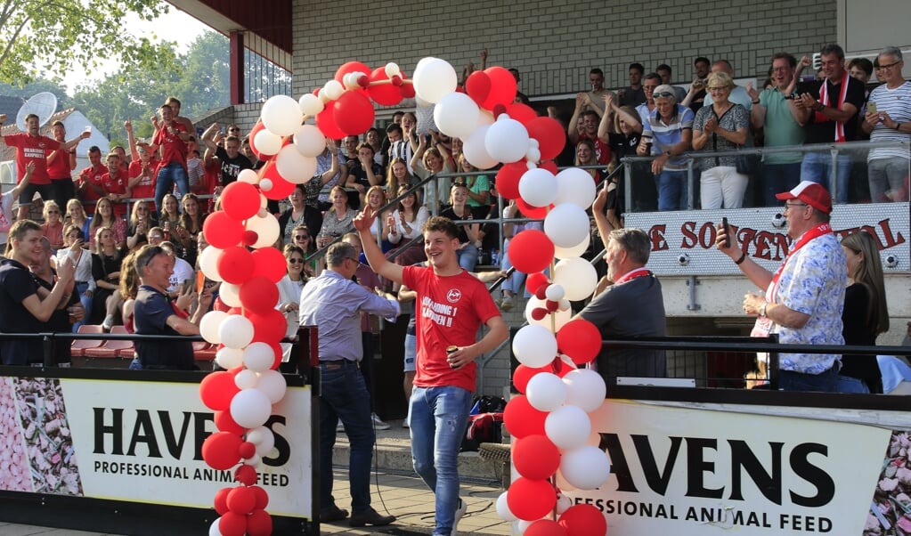 Brent Achten tijdens de huldiging op sportpark Soetendaal met het behaalde kampioenschap in 2022.  