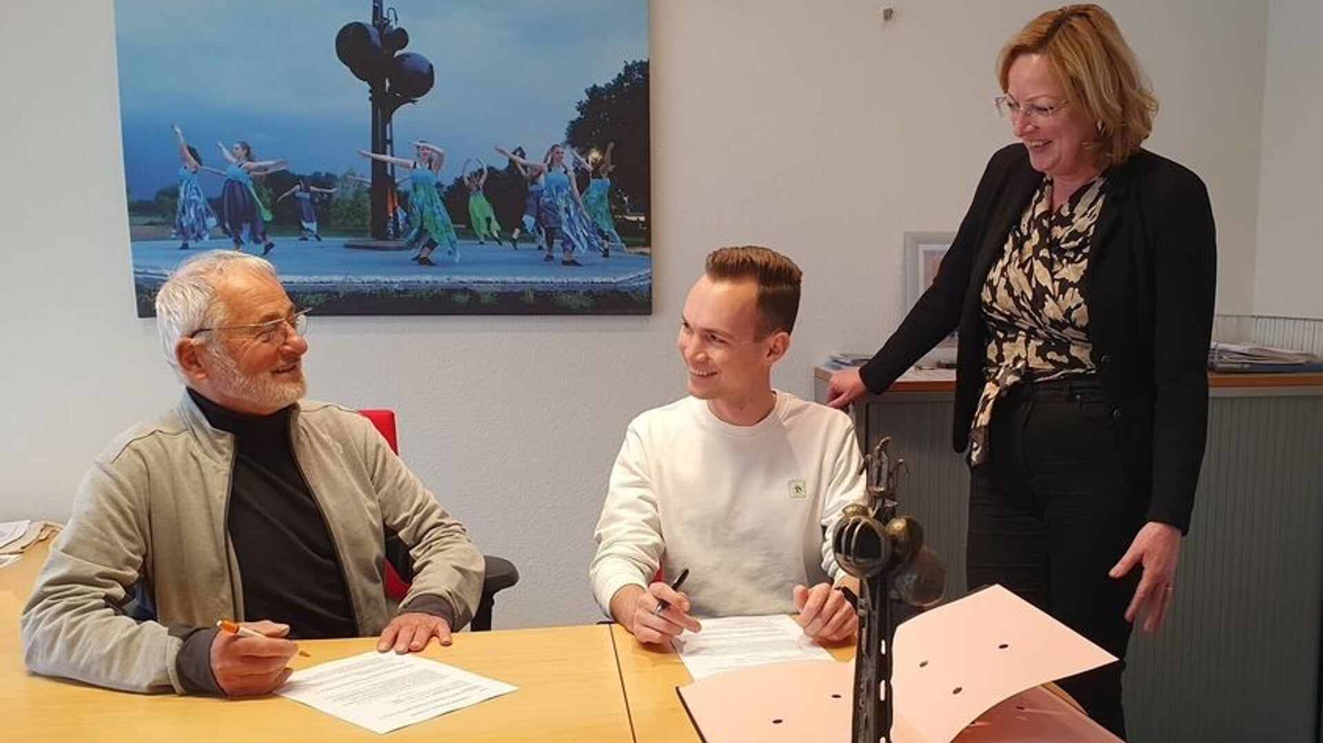 Frans Goossens en Miko Derckx tekenen hun overeenkomst bij wethouder Ponjee