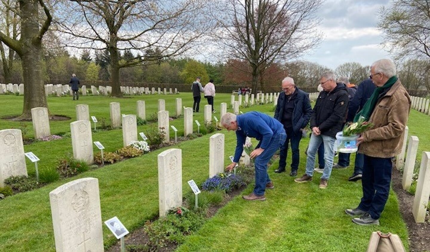Bloemenhulde op de graven van de soldaten die in Vierlingsbeek het leven lieten. 