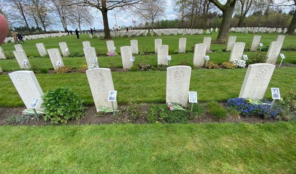 Op de oorlogsbegraafplaats in Groesbeek liggen ook vijf militairen begraven die in WOII  bij een crash in Vierlingsbeek om het leven kwamen. 