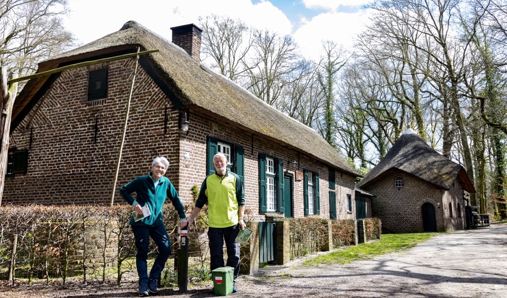 Pieterpadvrijwilligers Mieke Arts en Jan Koopmans bij de Rosmolen in Oostrum. 