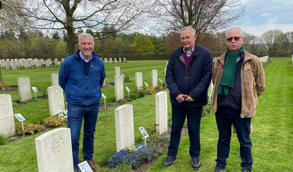 Piet Kaanen (midden), Leo Janssen (rechts) en Mike McDonnell, familielid van piloot William James McAlpine.