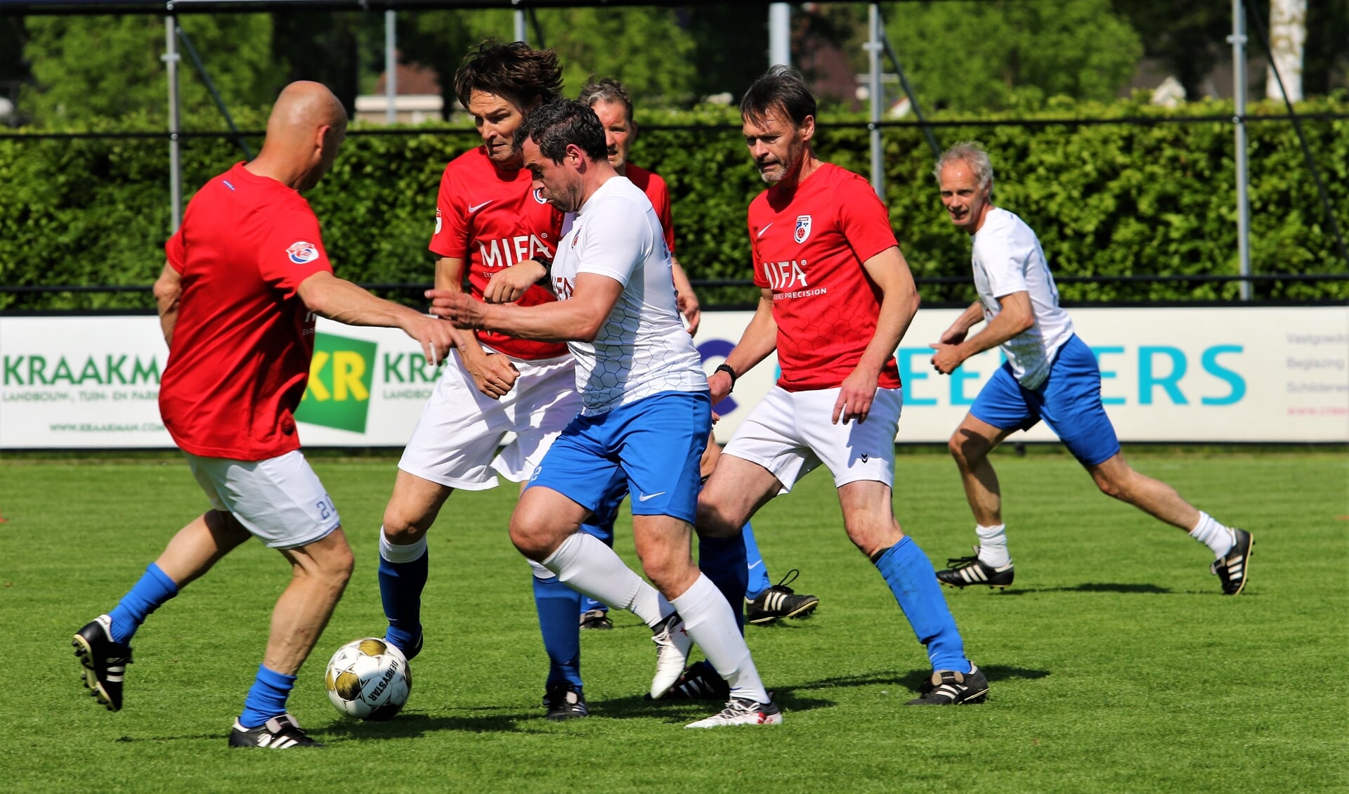 Dirk Marcellis (wit shirt) in de mangel tussen Venrayse spelers.