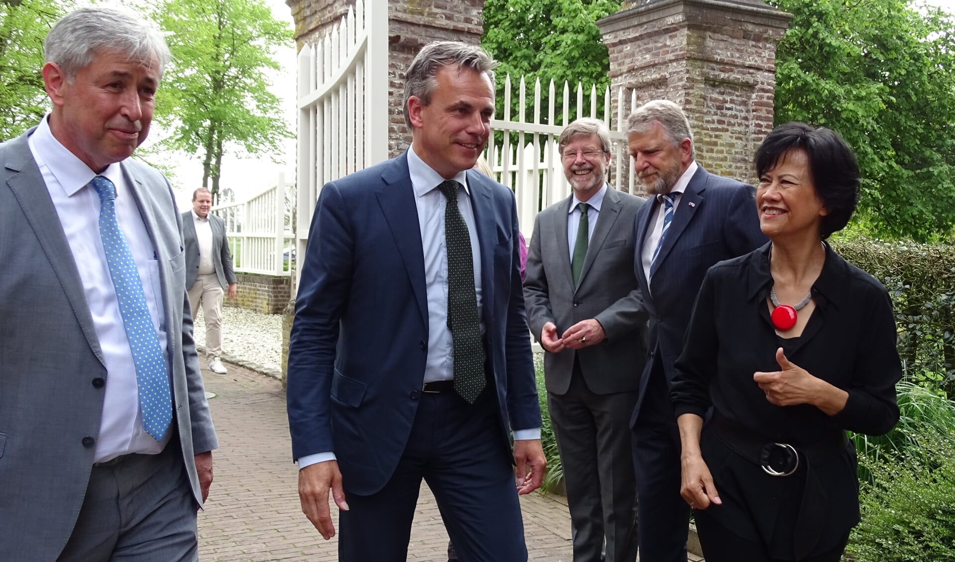 Minister Harbers te gast op kasteel Well voor ondertekening project 'Groene Rivier' 