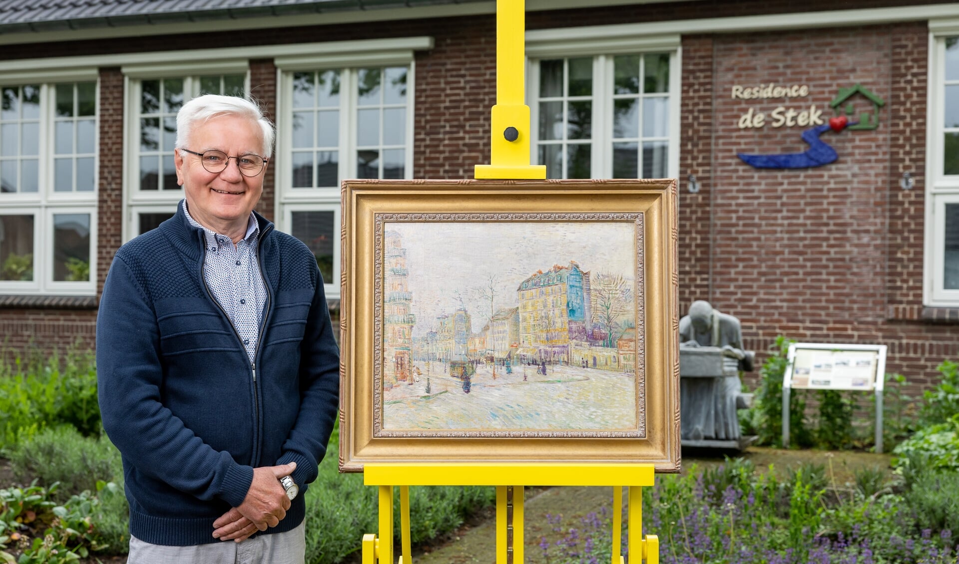 Bert Arts met zijn replica van Van Gogh voor De Stek, zijn geesteskind in Castenray. 