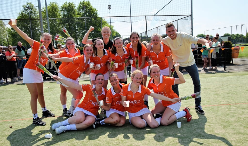 Oranje Wit kampioen en promotie naar de topklasse.