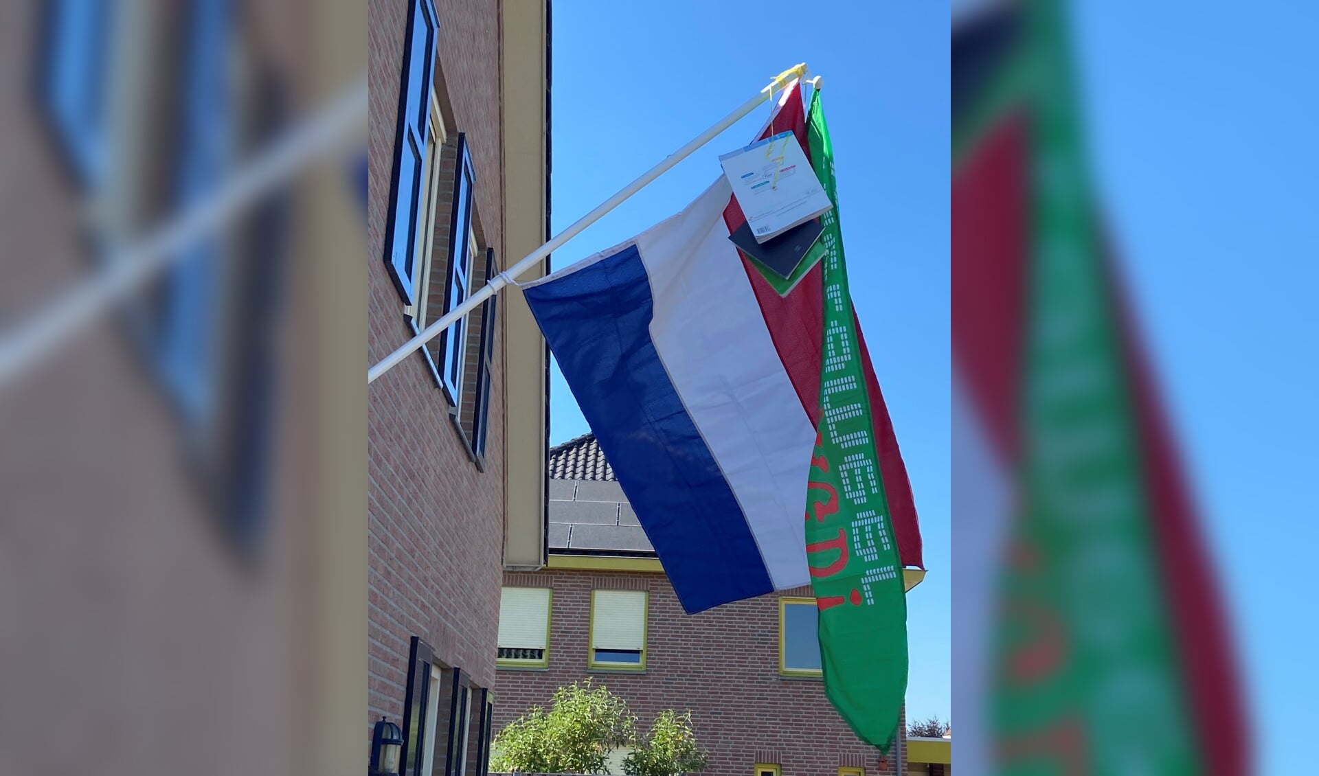 De vlag ging woensdag ook op verschillende plaatsen in Vierlingsbeek en Groeningen in top. 