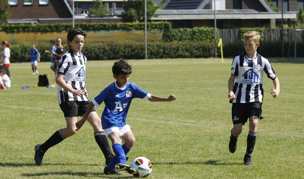 Voetballers uit binnen- en buitenland namen afgelopen weekend deel aan het eerste Volharding International Football Tournament. 