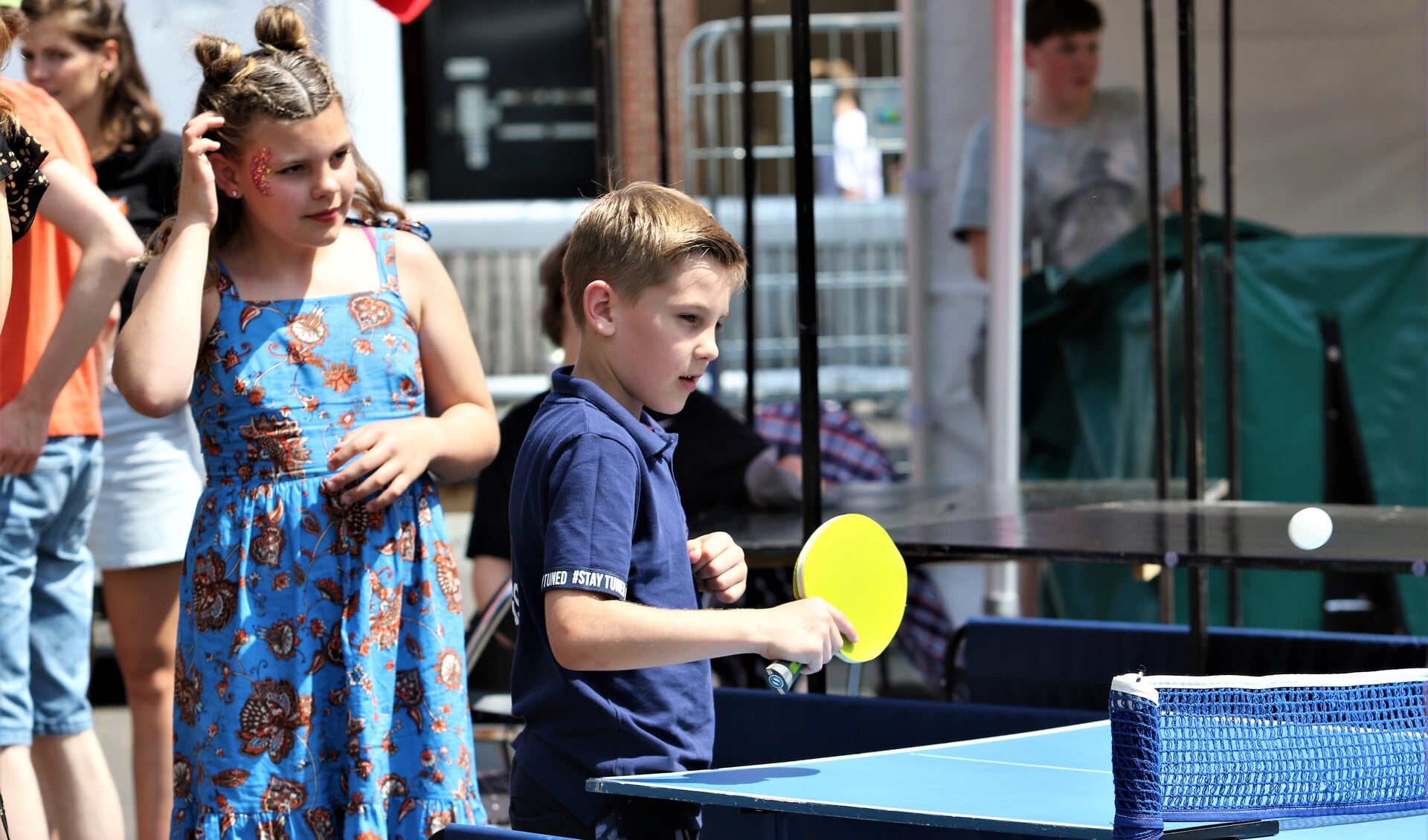 Geconcentreerd tafeltennissen tijdens de Iedereen Kan Sporten Dag in Venray.