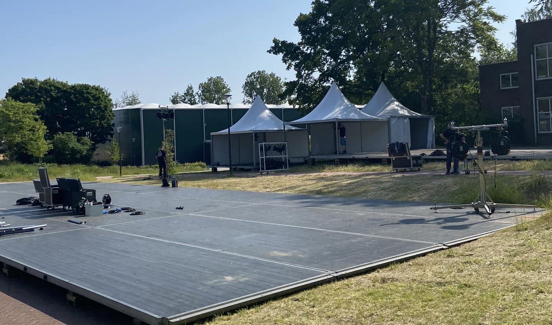 Het buitenluchttheater aan de Picardie wordt in gereedheid gebracht