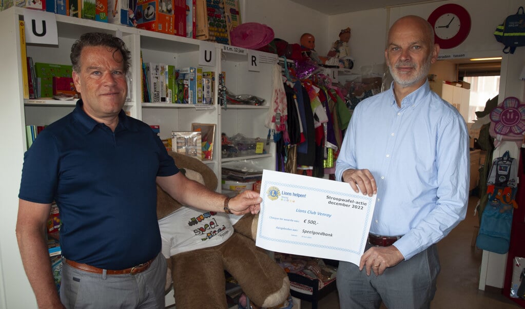 Rutger van Dooren (links) ontvangt de Lions-cheque van Roel Reijnders. 
