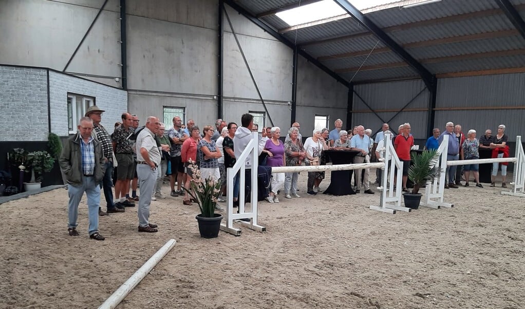 De leden van KBO Vierlingsbeek/Groeningen in de stal van Bergs-Olsson. 