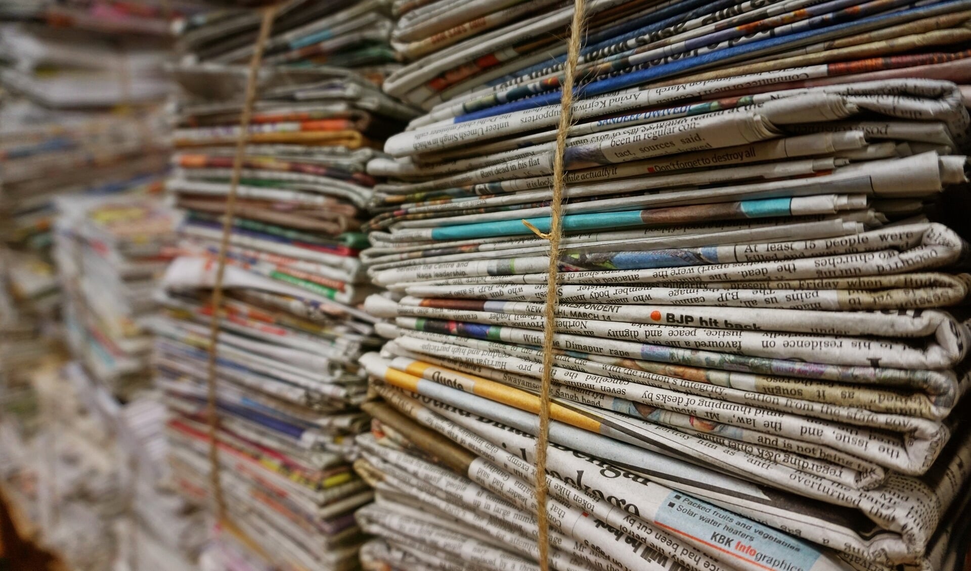 Stapels oude kranten, foto ter illustratie.