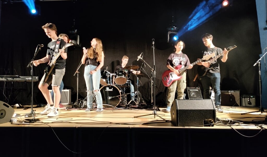 De schoolband van Metameer Stevensbeek speelt het nummer ‘Enter Sandman’ van Metallica. 
