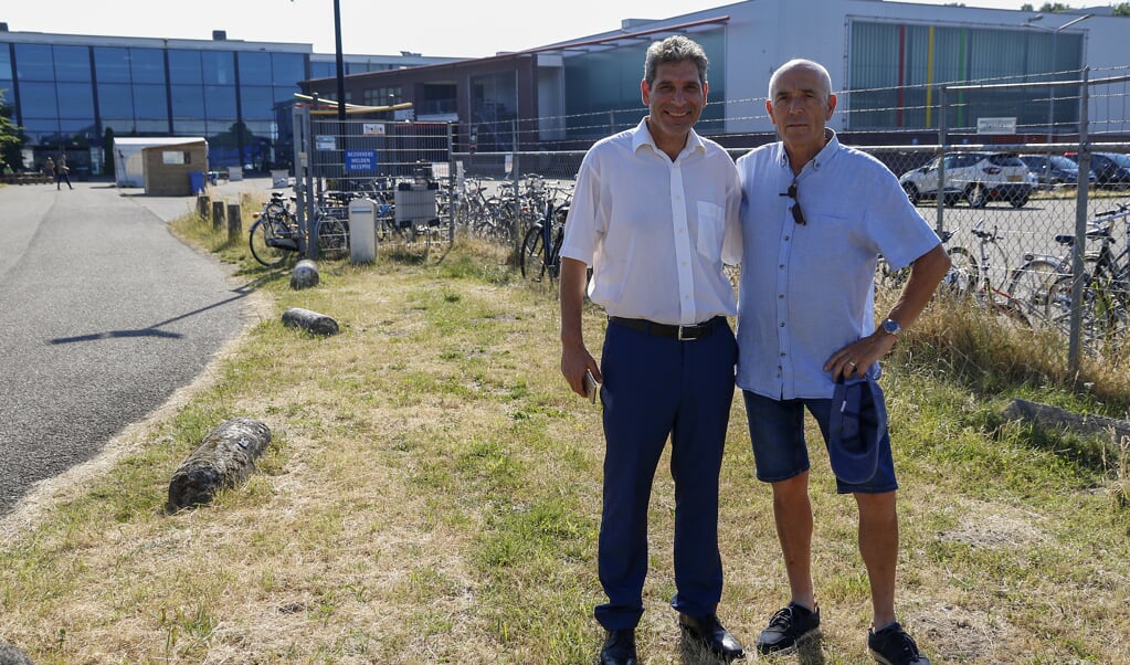 Amer Ghzal (links) met vrijwilliger en docent Nederlands Ger Claassens bij de noodopvang. 