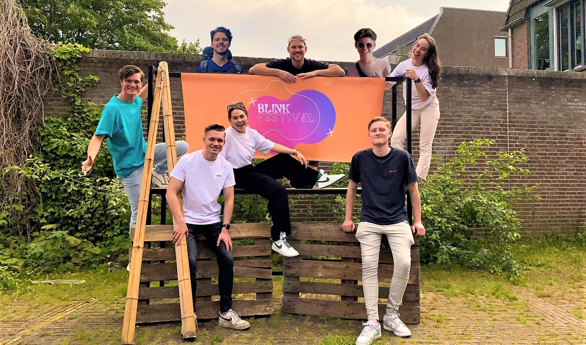 De vriendengroep presenteert het Bl!ink Festival.