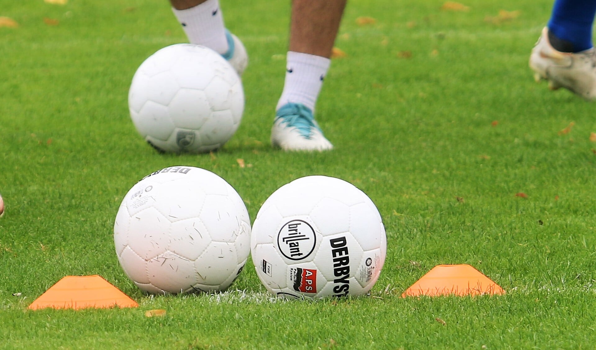 Het voetbalseizoen is weer begonnen, met een nijpend tekort aan scheidsrechters. 