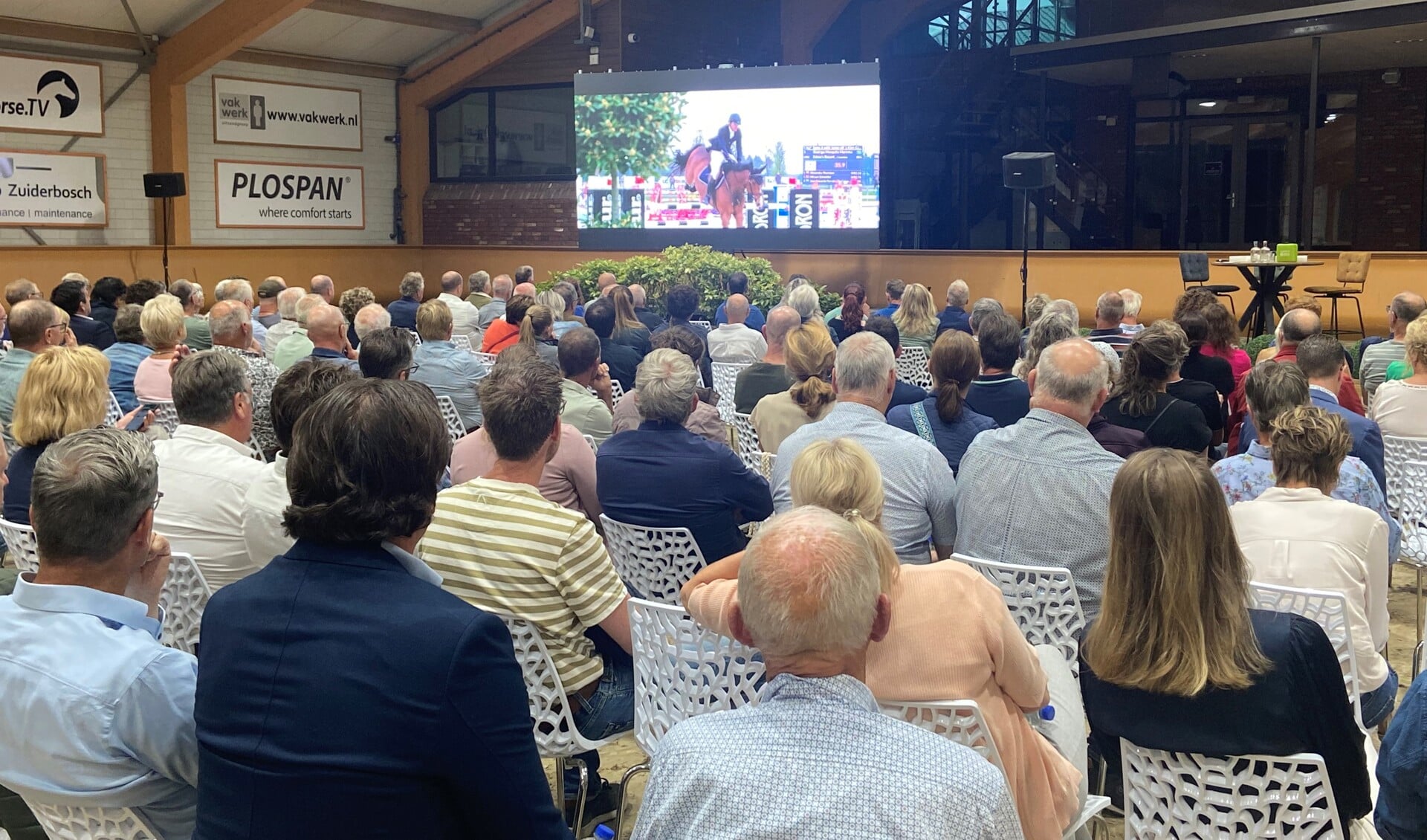 Drukte tijdens de informatieavond voor paardenhouders in Equestrian Centre De Peelbergen. 