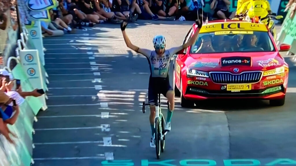 Wout Poels steekt de handen in de lucht als winnaar van de etappe. 