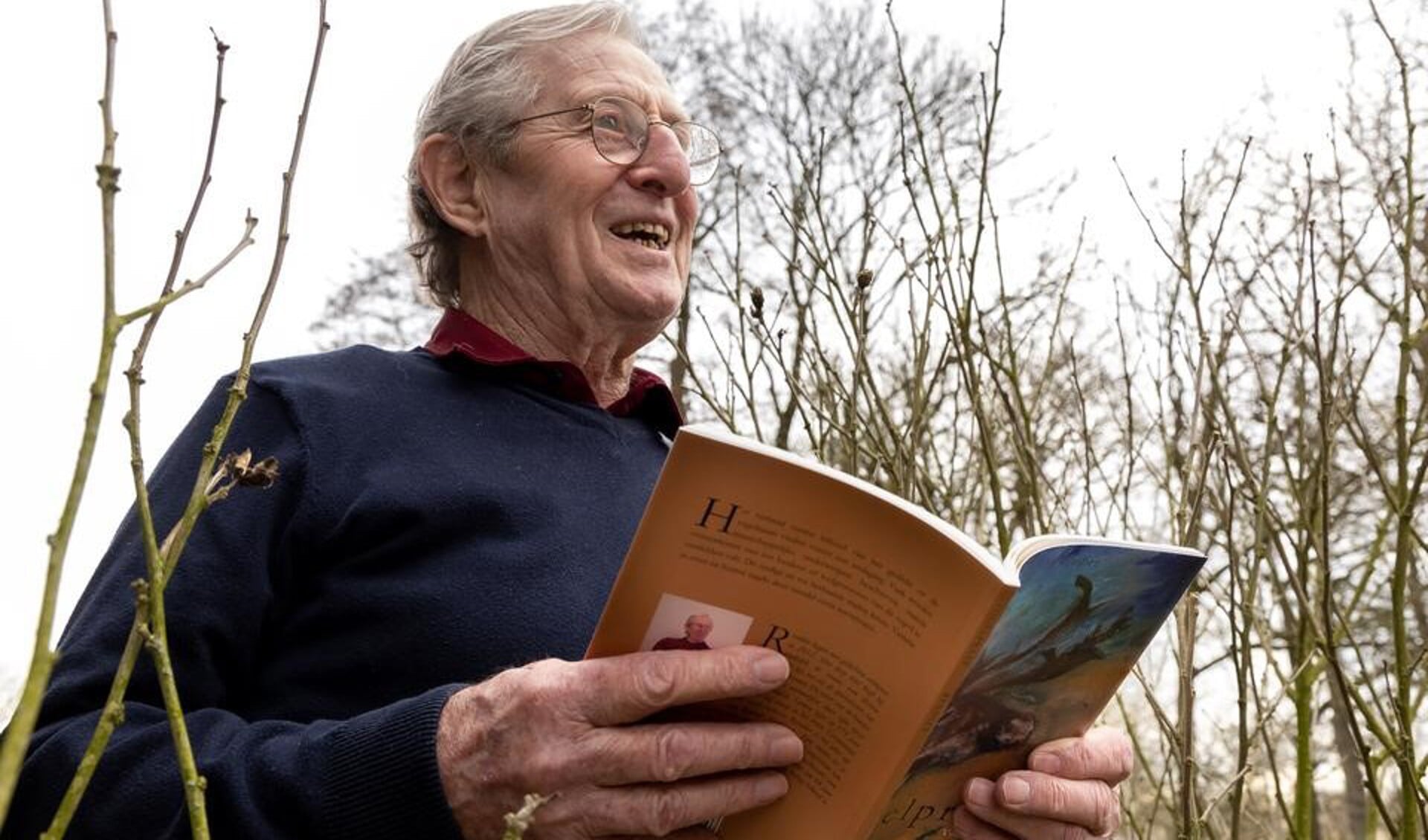 Het 88-jarige 'jong talent' Rudolf Terlingen met zijn gedichtenbundel