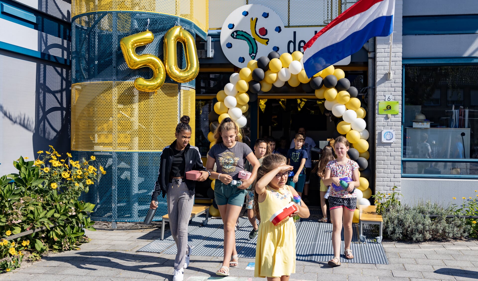 De entree van jenaplanschool De Keg is deze week feestelijk aangekleed ter ere van de vijftigjarig verjaardag van de school.