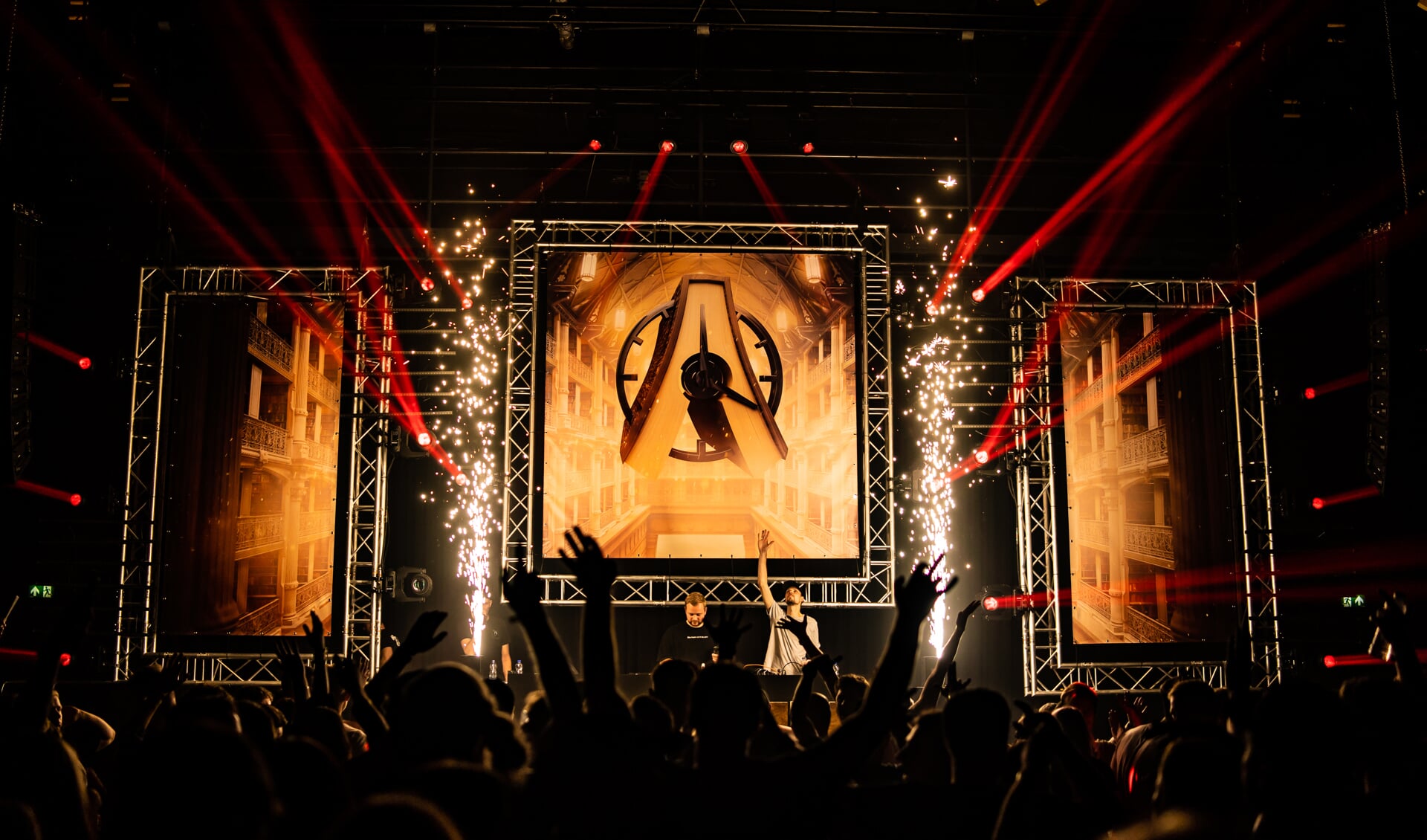 Talentvolle en gevestigde artiesten uit de hardstyle-scène op het podium van Archive.