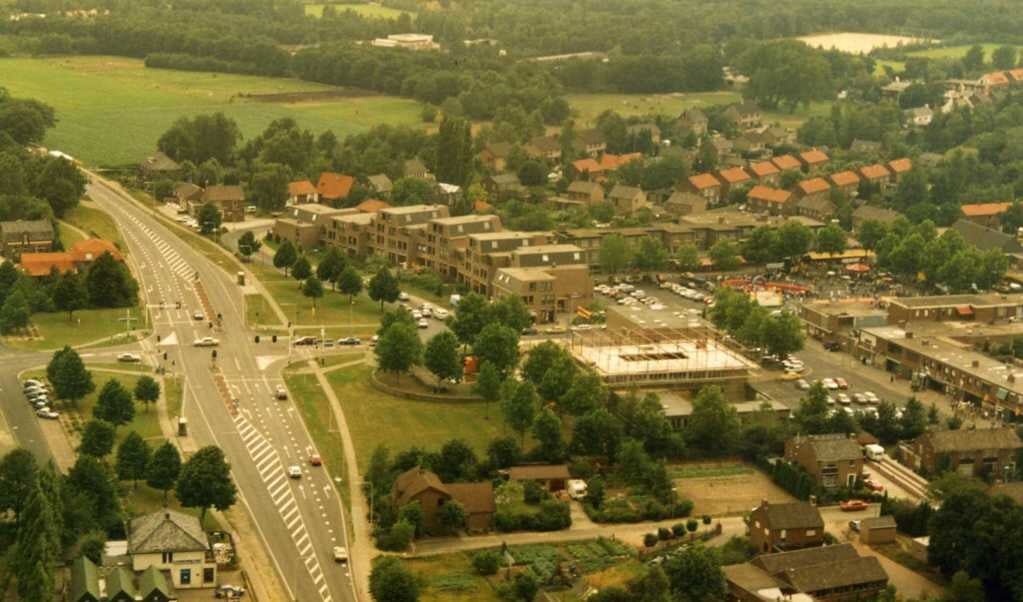 Luchtfoto van Nieuw Bergen in 1988
