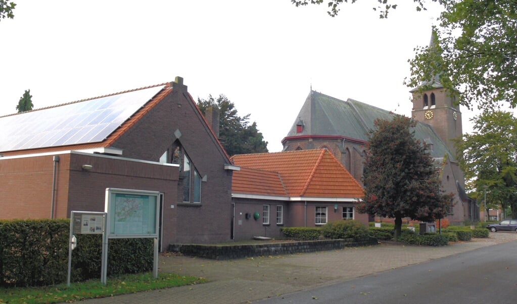 Foto uit 2013: gemeenschapshuis De Wis en kerk in Castenray. 