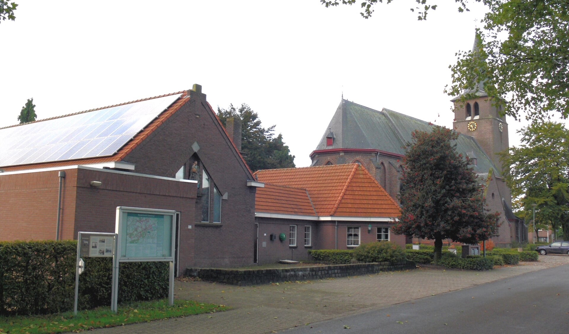 Foto uit 2013: gemeenschapshuis De Wis en kerk in Castenray.