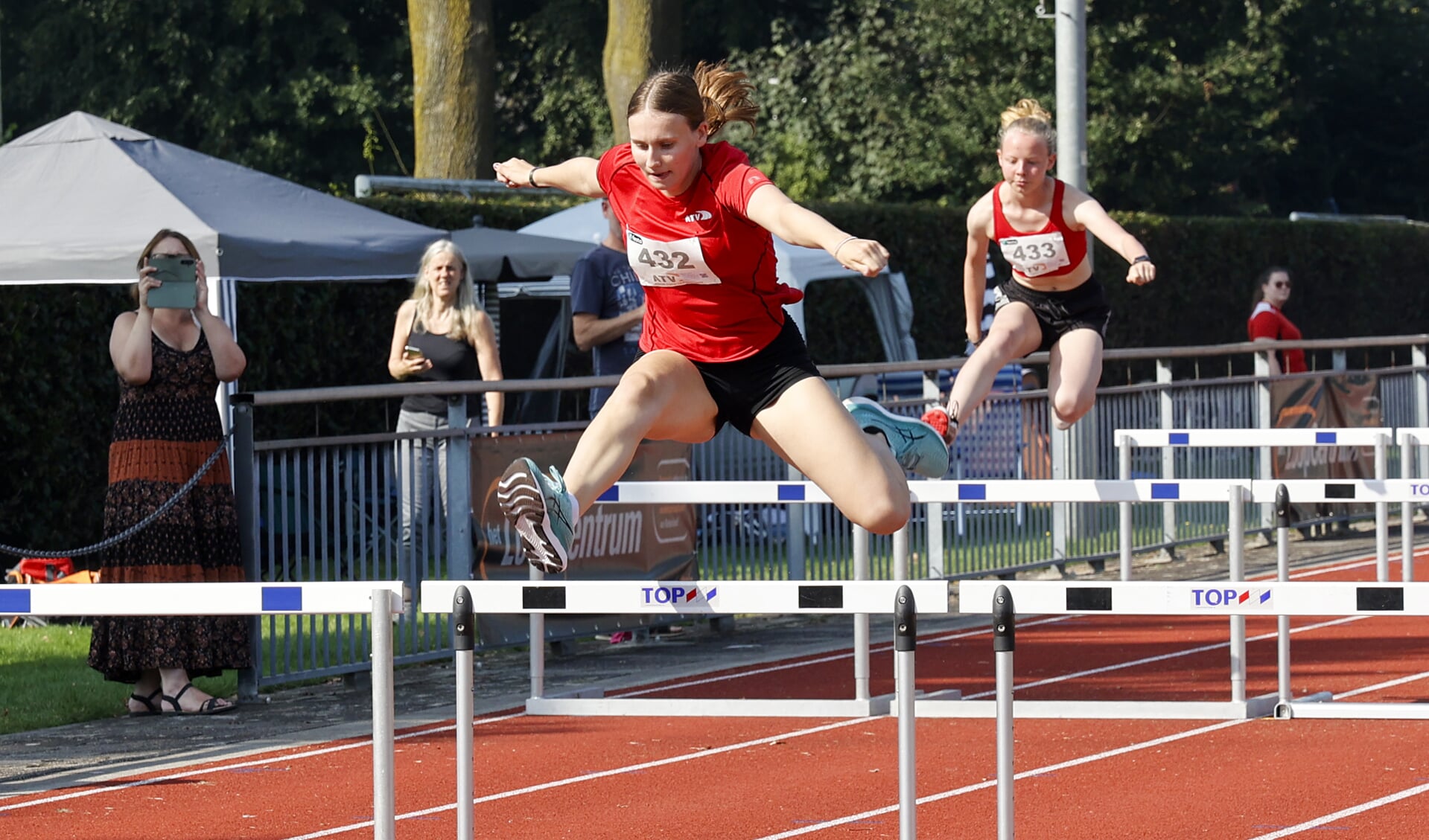 Een van de onderdelen van de meerkamp is hordelopen.