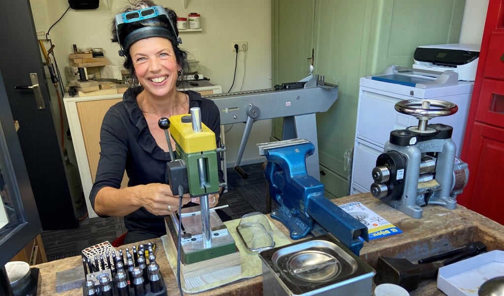 Madelon Klippert aan het werk in haar eigen studio. 