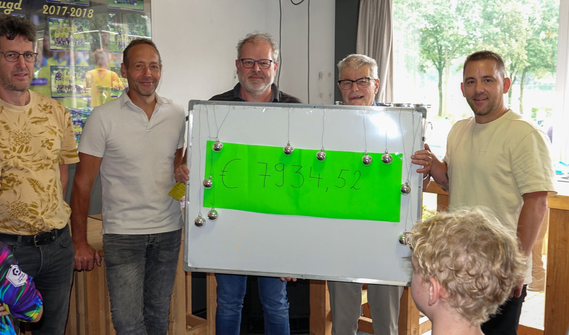 De jeugdafdeling van MSH Maasduinen is blij met deze mooie schenking