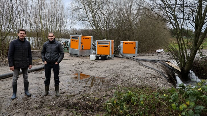 Erik Lam (links) en Roger Heesen op de plek waar het overtollige water wordt weggepompt.