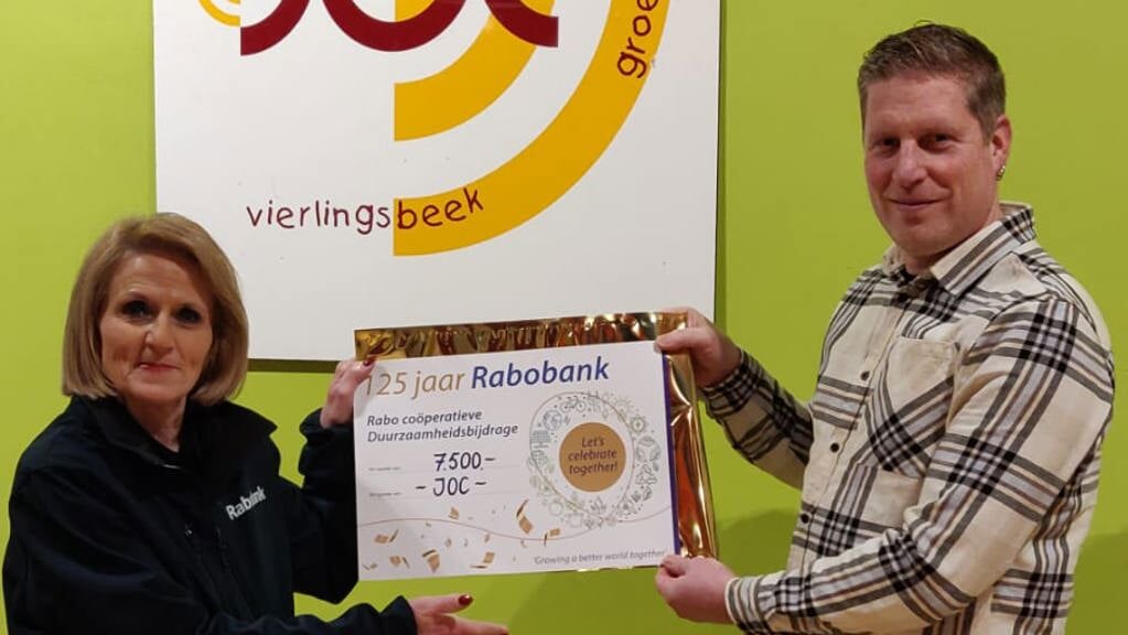 Harm Thijssen, voorzitter JOC, ontvangt de cheque uit handen van May Roosen van Rabobank Land van Cuijk en Maasduinen,