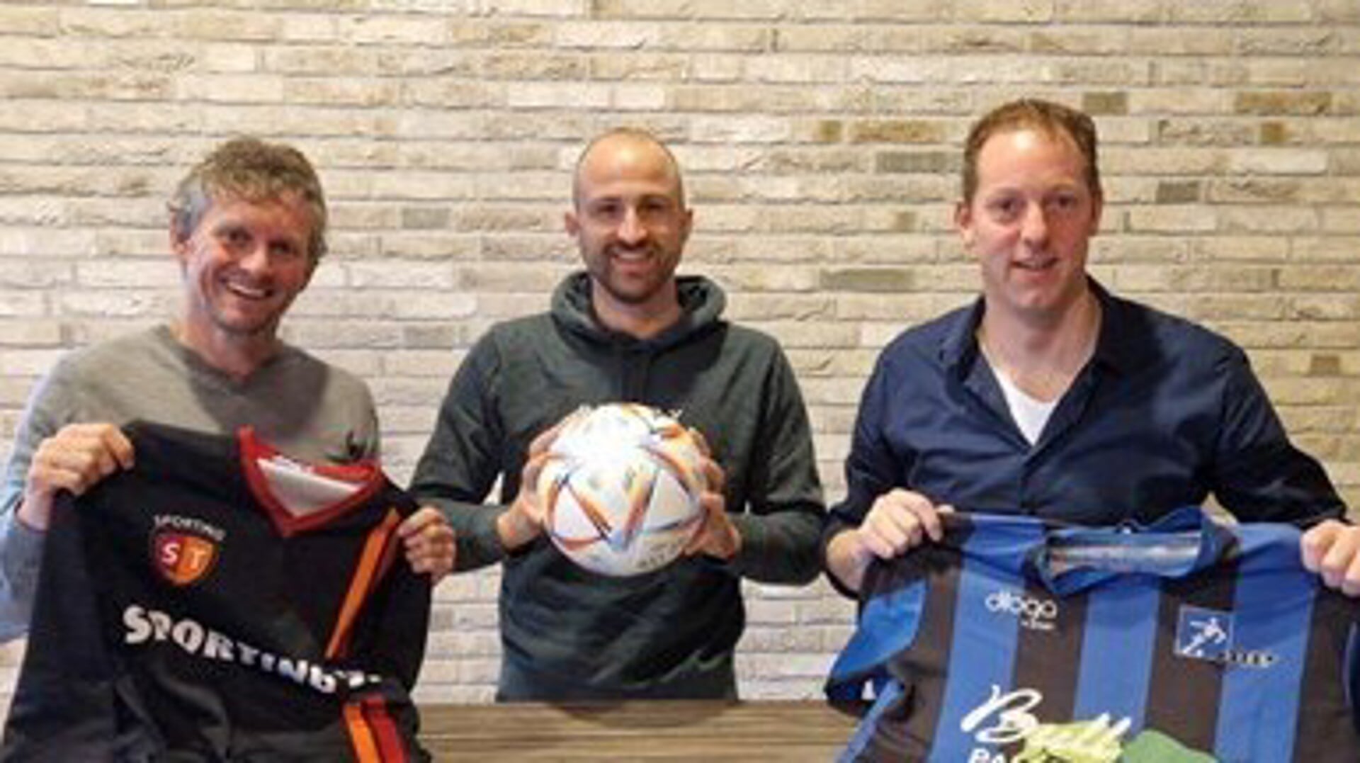 Tim van Rijswick (Sporting ST), Perry Laarakker (SVEB) en in het midden trainer Bjorn Saleming.