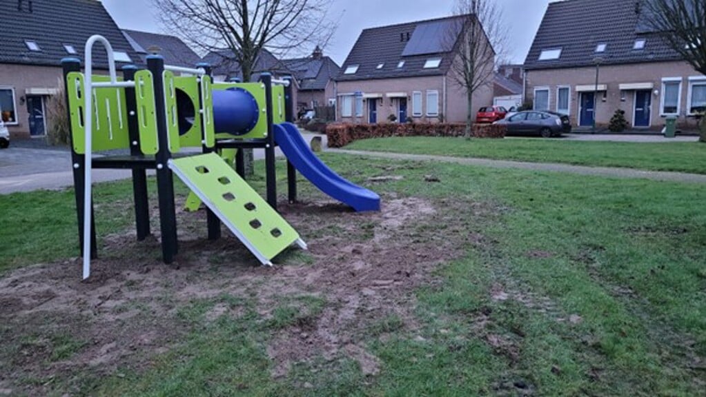 Het nieuwe speeltoestel op het grasveld/pleintje bij 't Veld. 