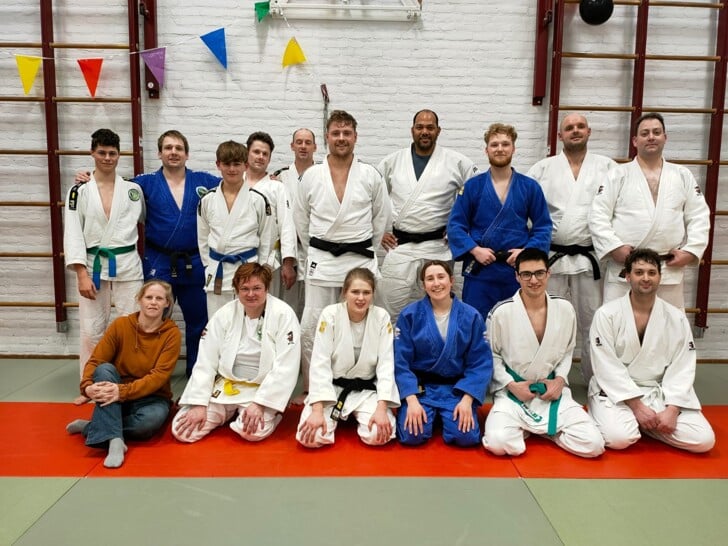 Leden van de judoclubs Randori en Bushi samen op de foto. 