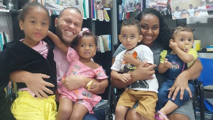 Pablo Cleto Silva en Suanny Martins met hun kinderen op de foto.