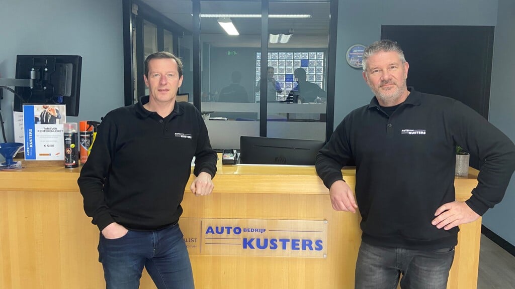 Eigenaar Berni Kusters en Frank Tielemans, de nieuwe receptionist van autobedrijf Kusters,