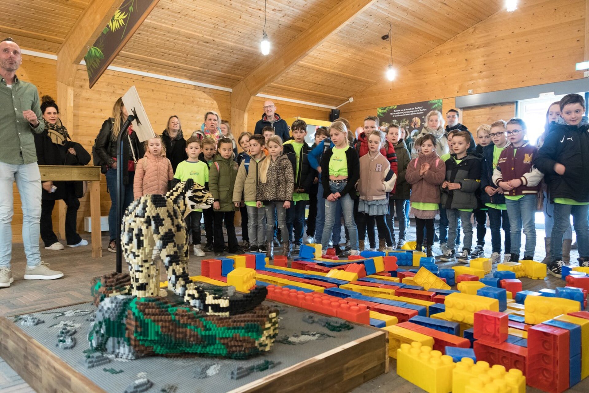 Leerlingen van basisschool Sterrepad uit Venlo verkennen de Bricks-expositie. 