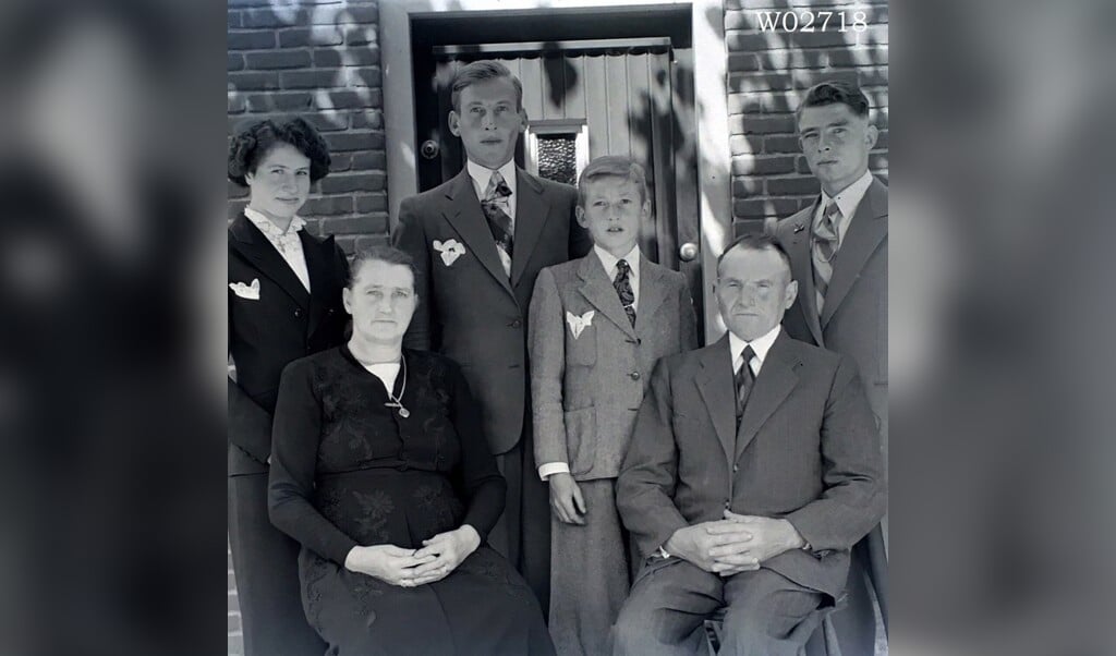 Wie weet de namen van de familieleden op de foto? 