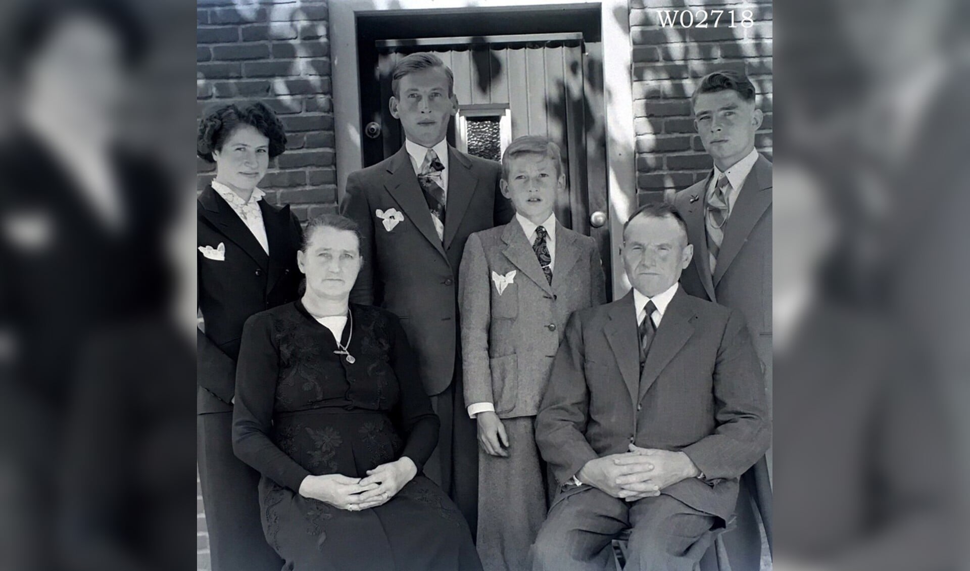 Wie weet de namen van de familieleden op de foto? 