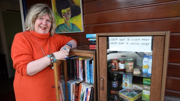 Suzanne Rutten bij haar voedsel- en boekenkast.