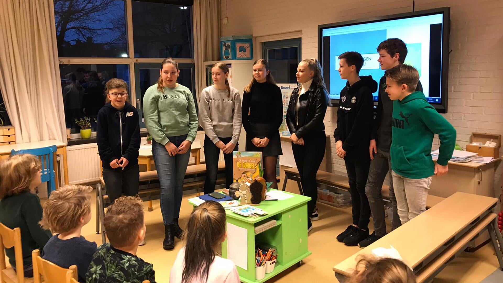 Havo/vwo 3-leerlingen van Metameer jenaplan Boxmeer lezen voor aan kleuters op Jenaplanbasisschool de Peppels (januari 2020).