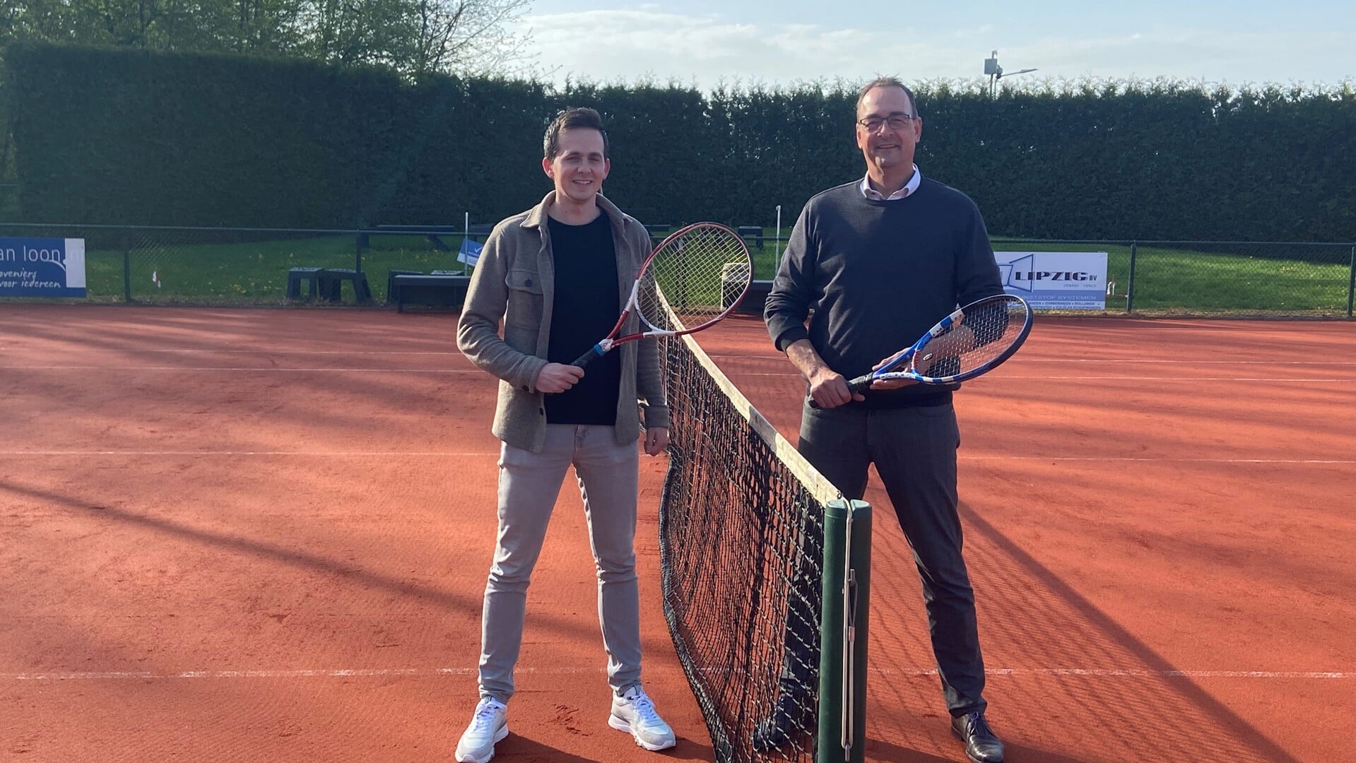 De voorzitters Tim Cornelissen (links) van TC Rodhe en Jos Baljet van Tennisvereniging Venray.