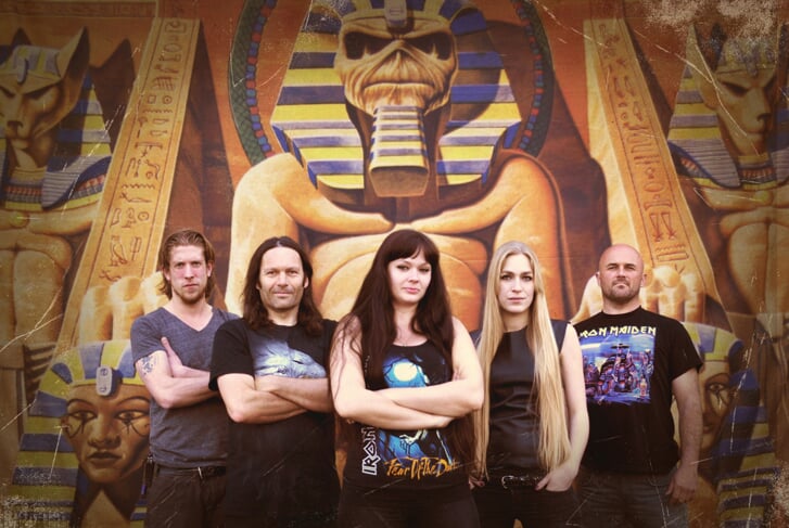 De Iron Maiden-tributeband Iron Laiden treedt op in Gryphus. 